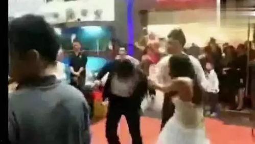 闹新郎视频,欢乐婚典现场，趣味横生的传统婚俗瞬间